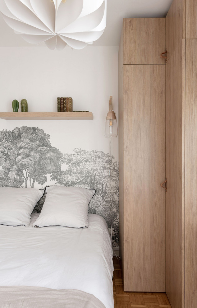Small scandinavian gender-neutral kids' room in Lyon with white walls.