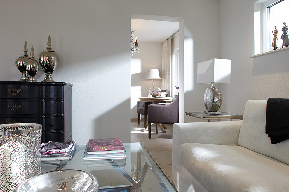 Offenes Modernes Wohnzimmer mit weißer Wandfarbe, Terrakottaboden und beigem Boden in Sonstige