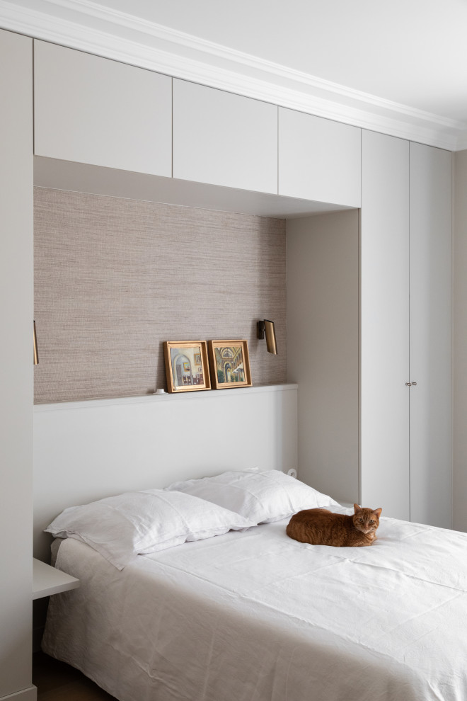 Idee per una camera matrimoniale design di medie dimensioni con pareti beige, pavimento in legno massello medio e pavimento marrone