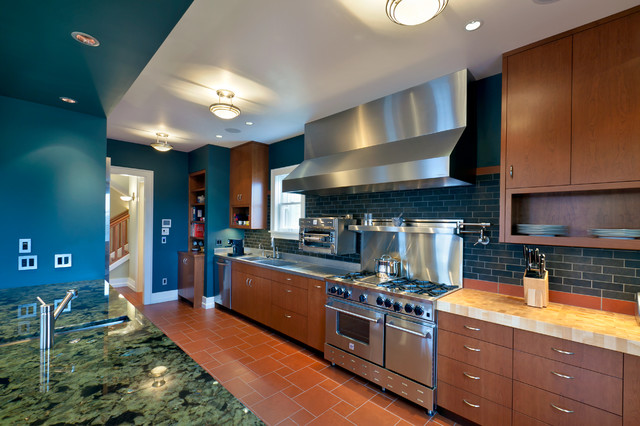 Wallingford Residence Kitchen range + cabinets klassisch-kueche