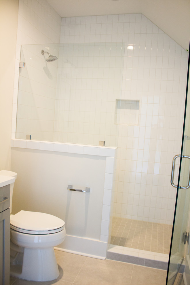 Пример оригинального дизайна: ванная комната в стиле модернизм с серыми фасадами, угловым душем, серой плиткой, плиткой кабанчик, белыми стенами, полом из керамической плитки, столешницей из кварцита, бежевым полом, душем с распашными дверями и белой столешницей