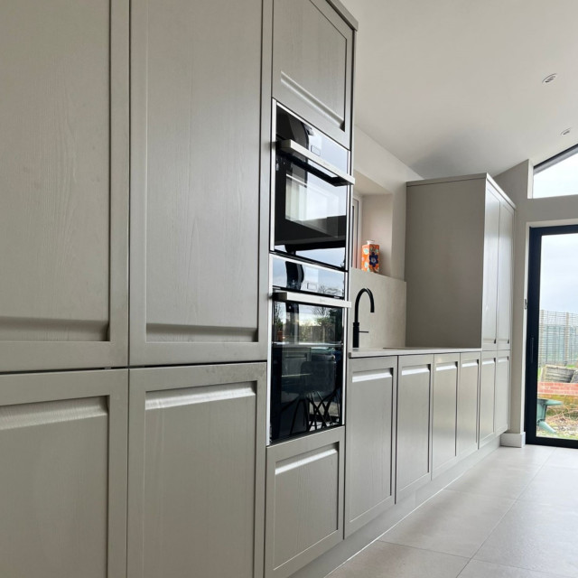 Harborne Kitchen by Kitchen Flair Moderno Cocina Otras zonas de