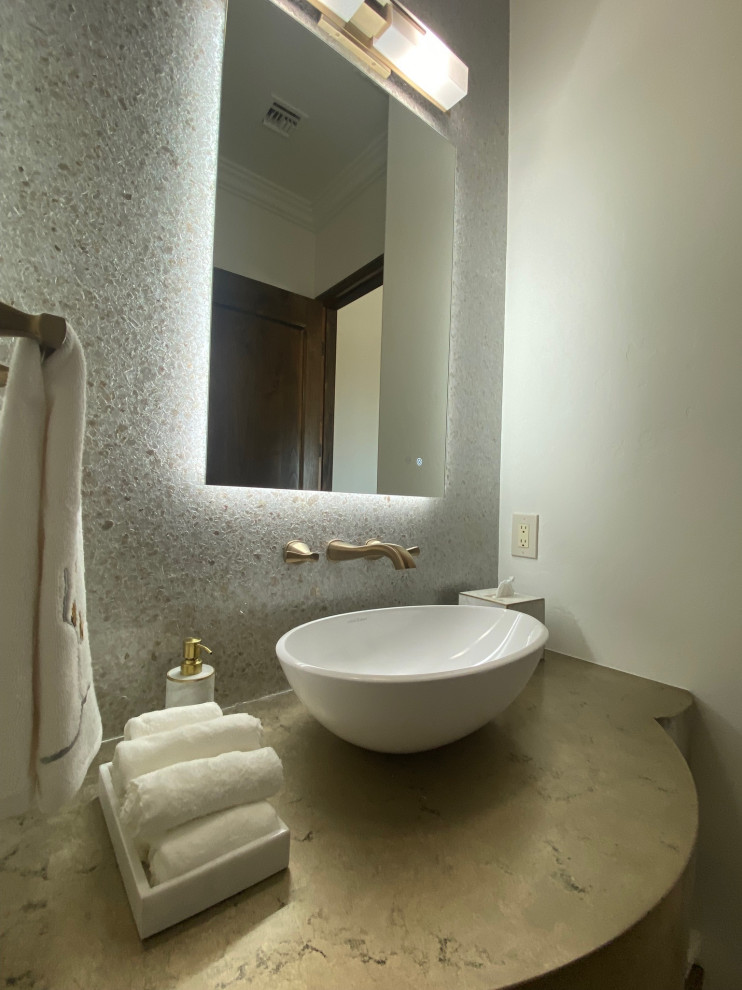 Ispirazione per un bagno di servizio moderno di medie dimensioni con pavimento in travertino, lavabo a bacinella, mobile bagno sospeso e carta da parati