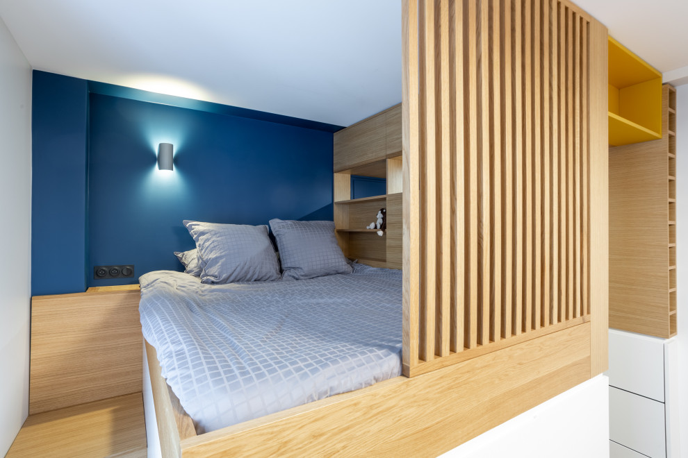 Modern inredning av ett litet sovloft, med blå väggar