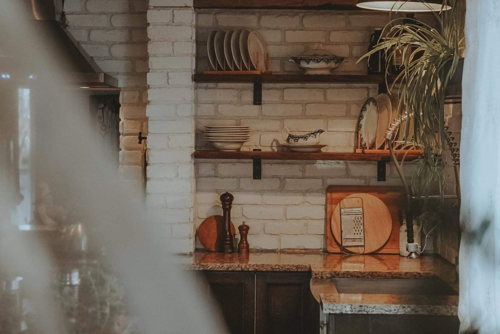 Cette image montre une cuisine rustique avec une crédence en brique.