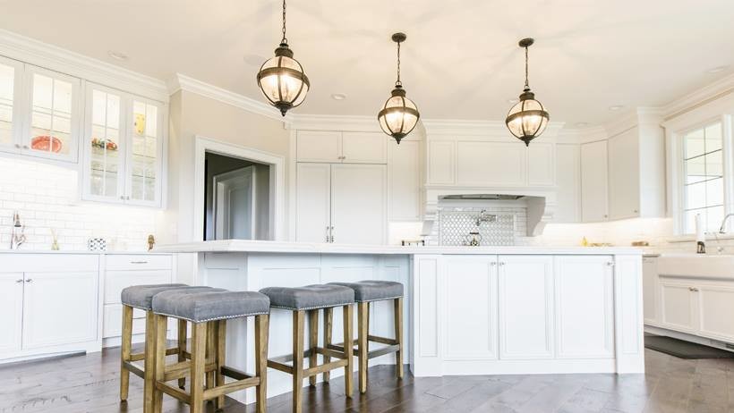 Kitchen - transitional kitchen idea in Chicago