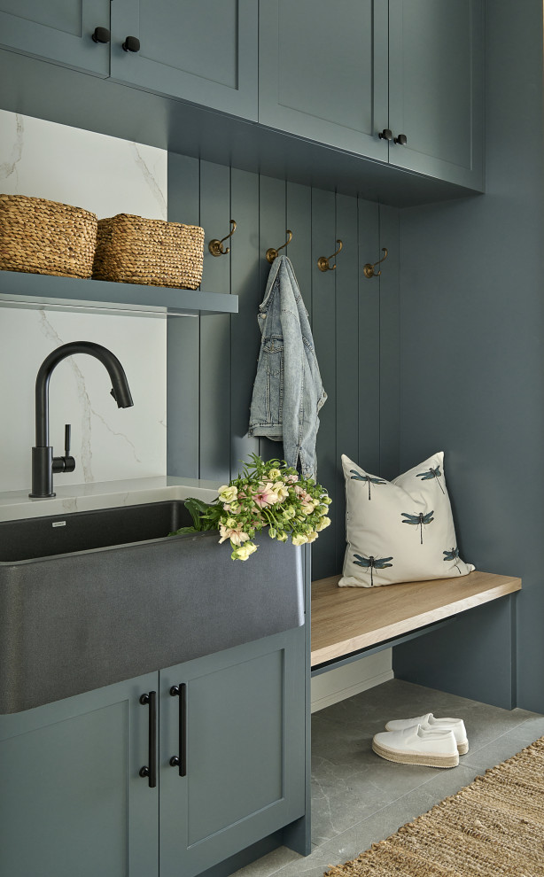 Transitional entryway photo in Toronto
