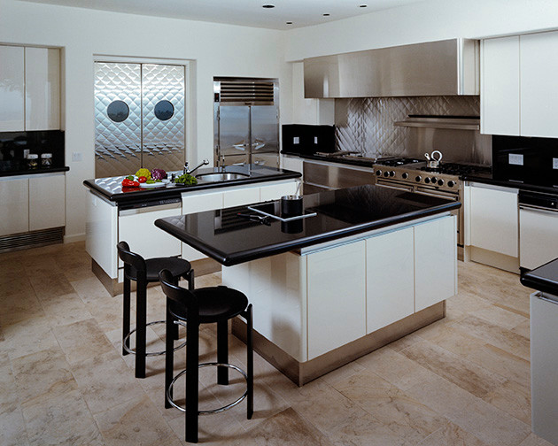 Kitchen - transitional kitchen idea in Los Angeles