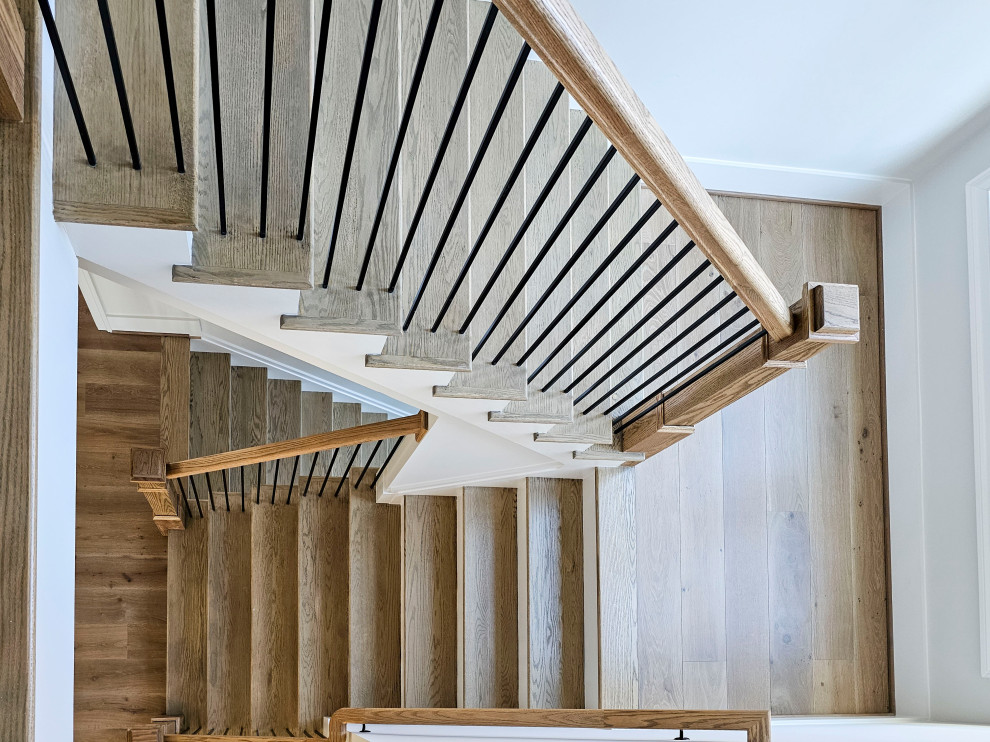 Réalisation d'un petit escalier minimaliste en U avec des marches en bois, des contremarches en bois et un garde-corps en matériaux mixtes.