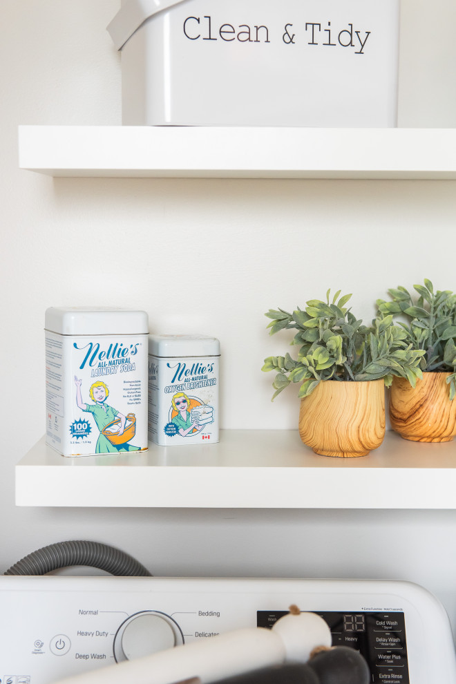 Transitional home design photo in Toronto