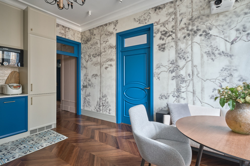 Классические двери ярко-синего цвета