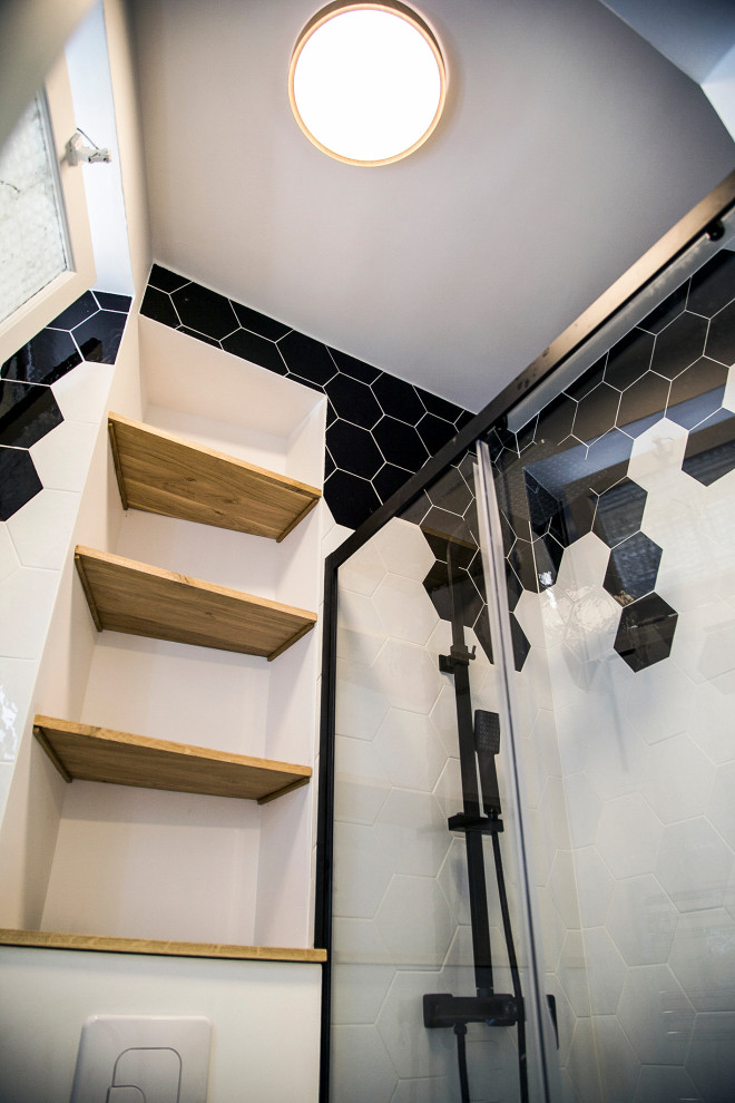 Inspiration för små moderna badrum med dusch, med en vägghängd toalettstol, svart och vit kakel, keramikplattor, vita väggar, betonggolv, ett fristående handfat, träbänkskiva och vitt golv