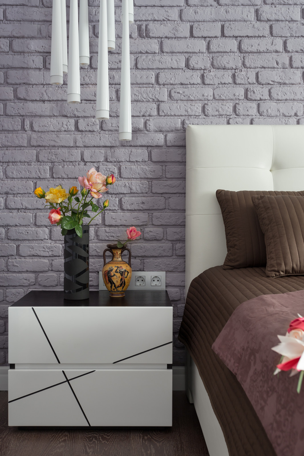 Палитра ярких красок и игра мелких деталей в интерьере современной квартиры