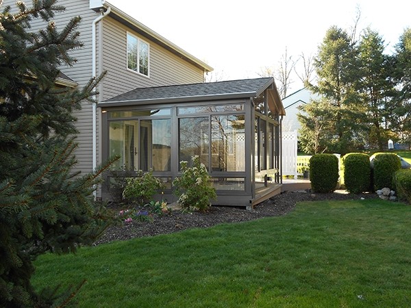 Photo of a mid-sized traditional sunroom in Other with medium hardwood floors, no fireplace and a standard ceiling.