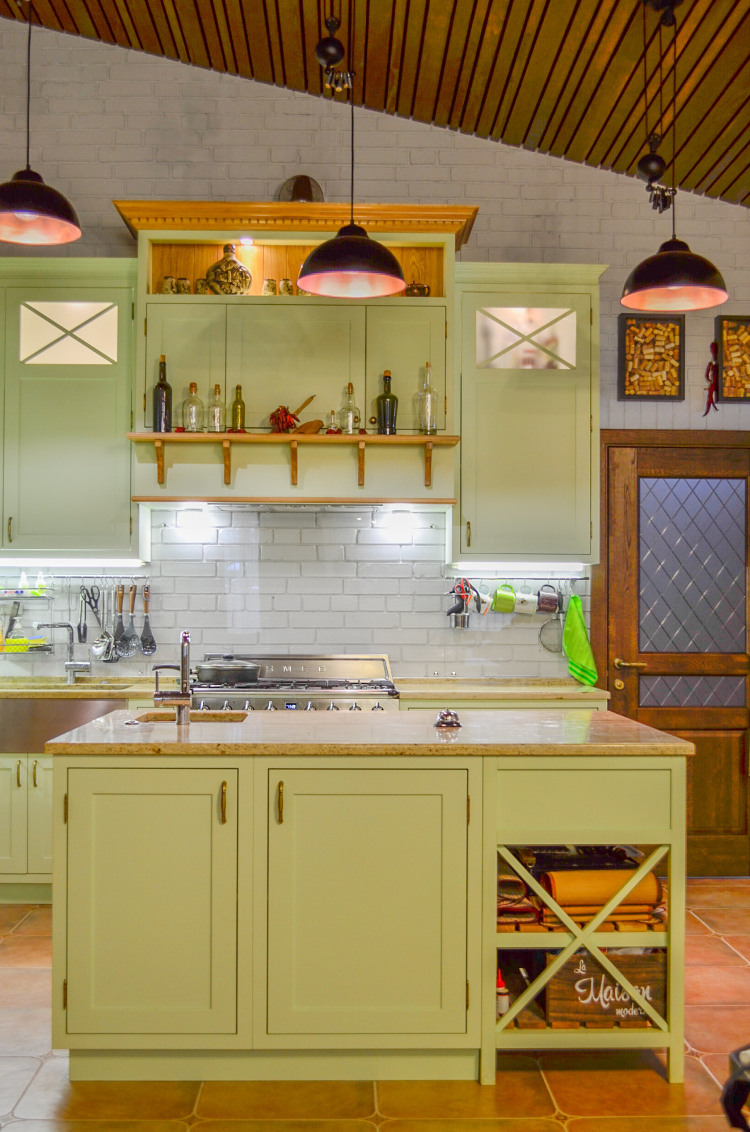 Нежно-зеленая кухня в американском стиле с островом