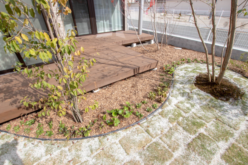 Ispirazione per un giardino nordico esposto in pieno sole nel cortile laterale con recinzione in legno