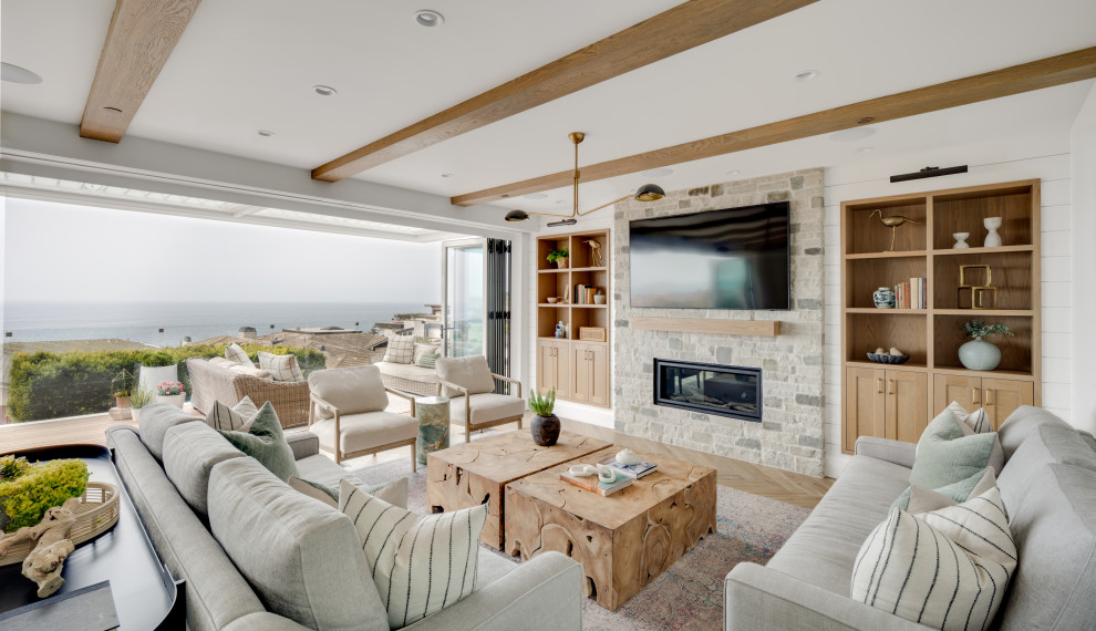 Foto di un soggiorno stile marino con parquet chiaro, travi a vista e pareti in perlinato