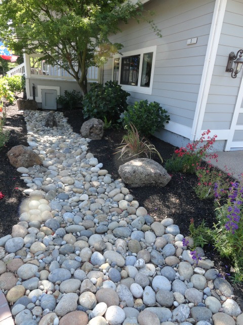 Structural Elements contemporary-garden