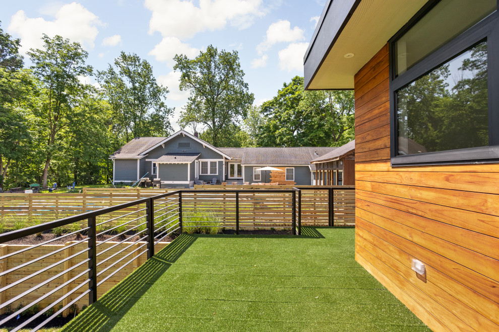 Ispirazione per una grande terrazza minimalista nel cortile laterale e al primo piano con nessuna copertura e parapetto in metallo