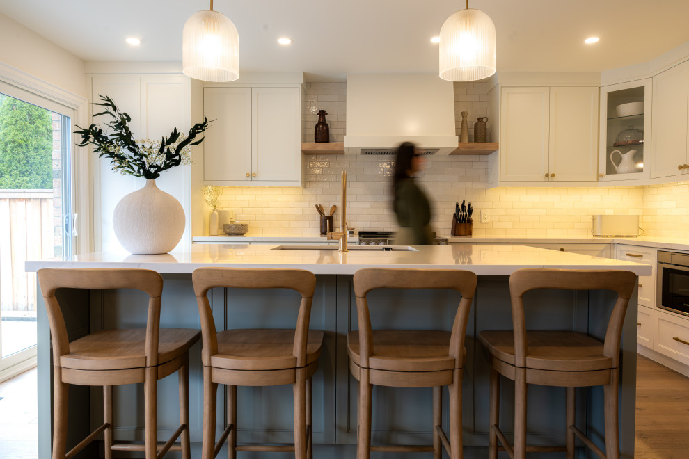 Kitchen - transitional kitchen idea in Toronto
