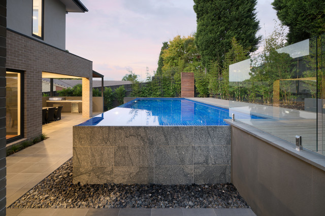Split Level Infinity Solution modern-pool