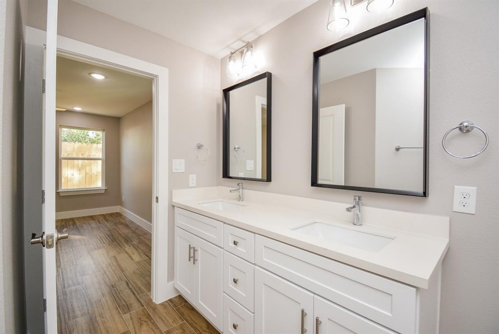 Exempel på ett mellanstort modernt vit vitt badrum för barn, med vita skåp, en öppen dusch, en toalettstol med hel cisternkåpa, svart kakel, porslinskakel, vita väggar, ett undermonterad handfat, marmorbänkskiva, grått golv, med dusch som är öppen och skåp i shakerstil