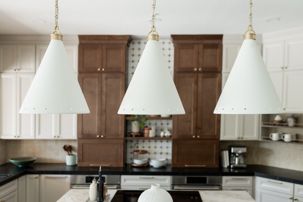 Kitchen - transitional kitchen idea in Phoenix