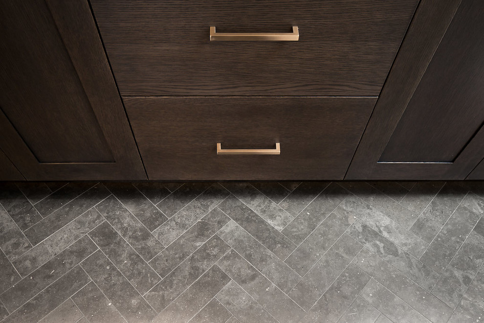 Example of a transitional home design design in Seattle