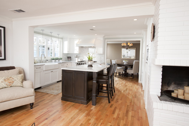 Nice, white and bright kitchen klassisch-kueche