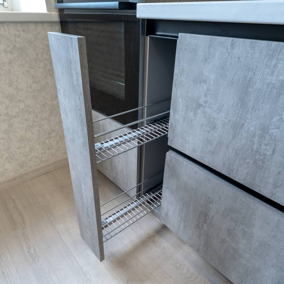 Большая светлая прямая кухня с фасадами под металл и камень