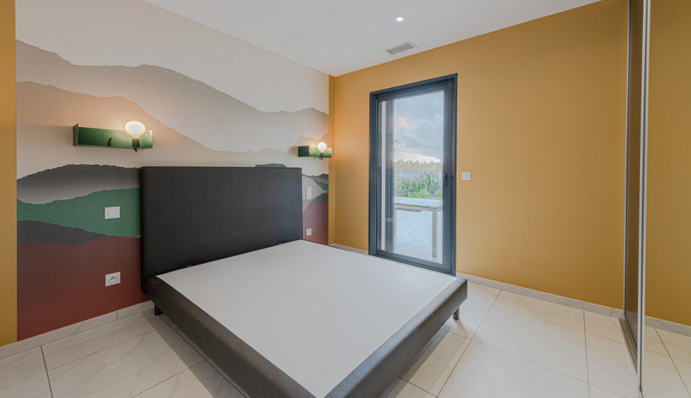 Exemple d'une chambre d'amis moderne de taille moyenne avec un mur orange, un sol en carrelage de céramique, un sol beige et du papier peint.