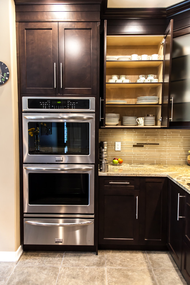 Kitchen - transitional kitchen idea in Vancouver