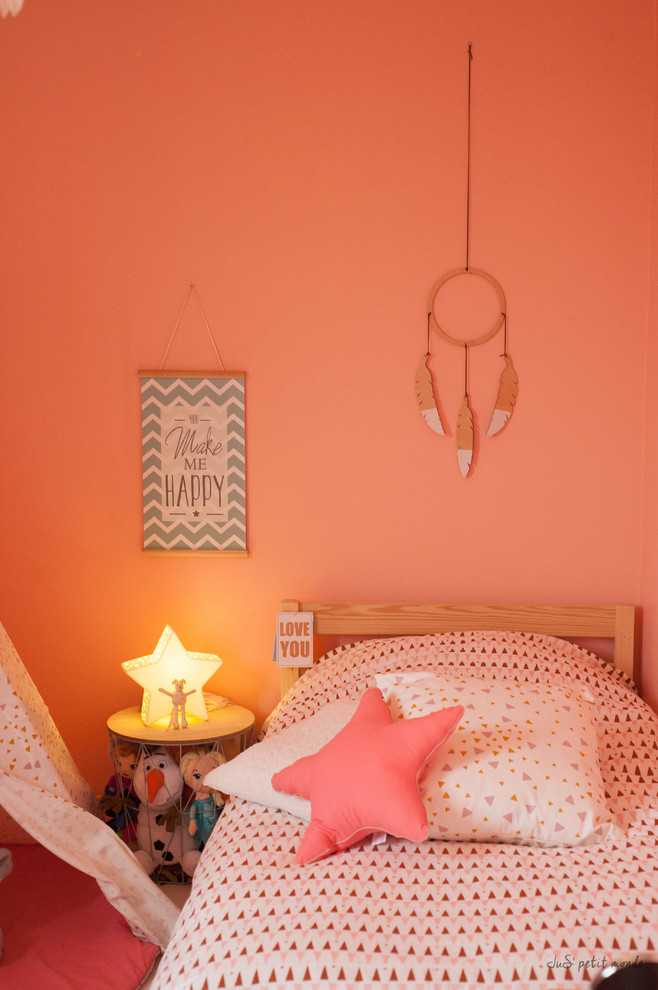 Small scandinavian kids' bedroom in Clermont-Ferrand with light hardwood floors and white floor for kids 4-10 years old and girls.