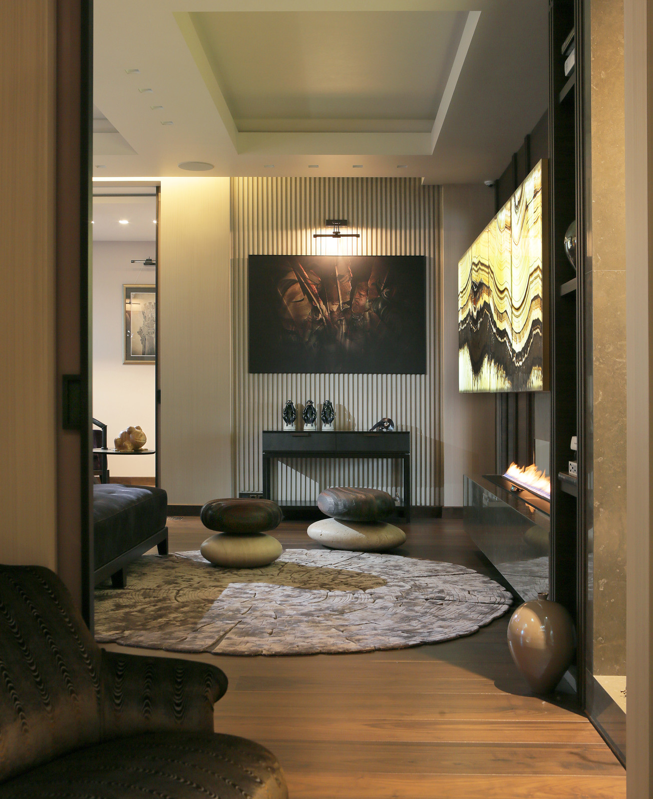 Телевизор в стене из натурального камня