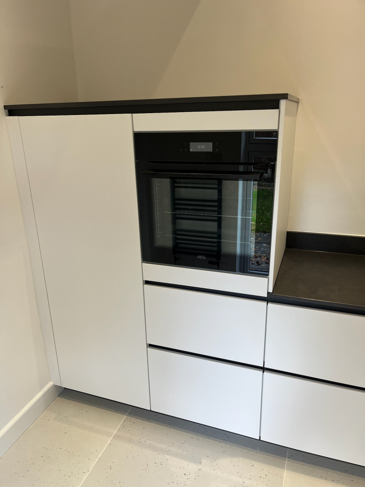Easy Touch White Handleless