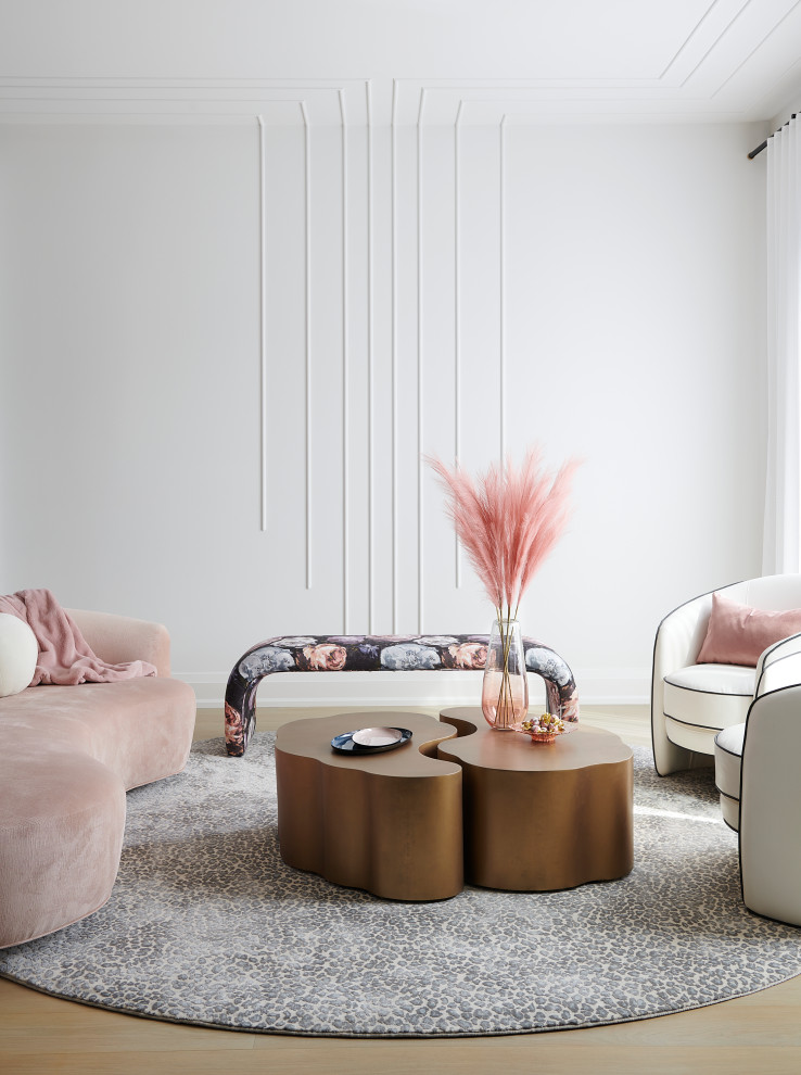 Imagen de salón abierto contemporáneo grande con paredes blancas, suelo de madera clara, suelo beige y panelado