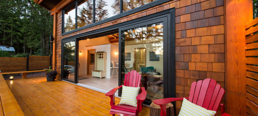 Immagine di una privacy sulla terrazza minimalista di medie dimensioni, dietro casa e a piano terra con un tetto a sbalzo e parapetto in legno