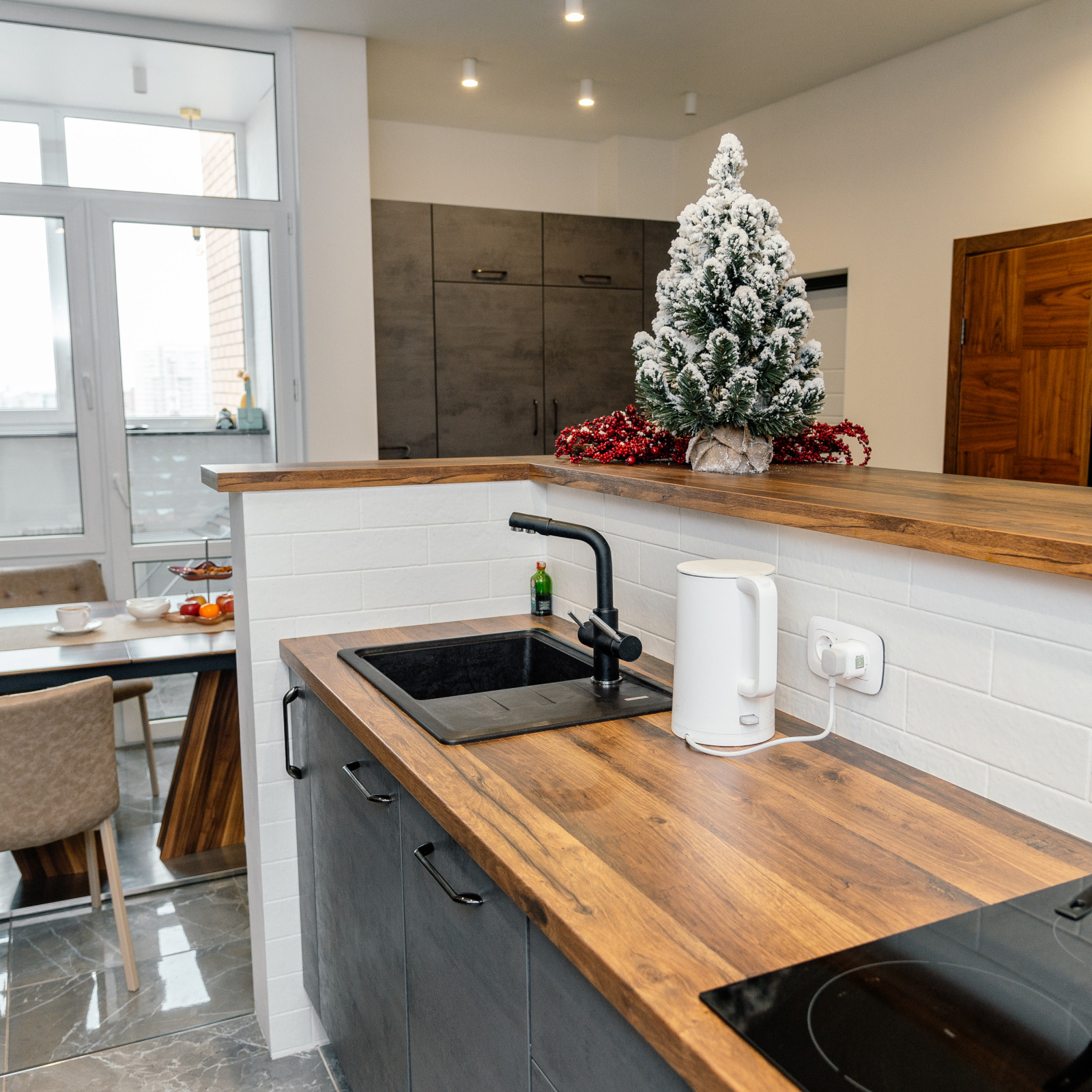 Кухня под бетон с оригинальной барной стойкой