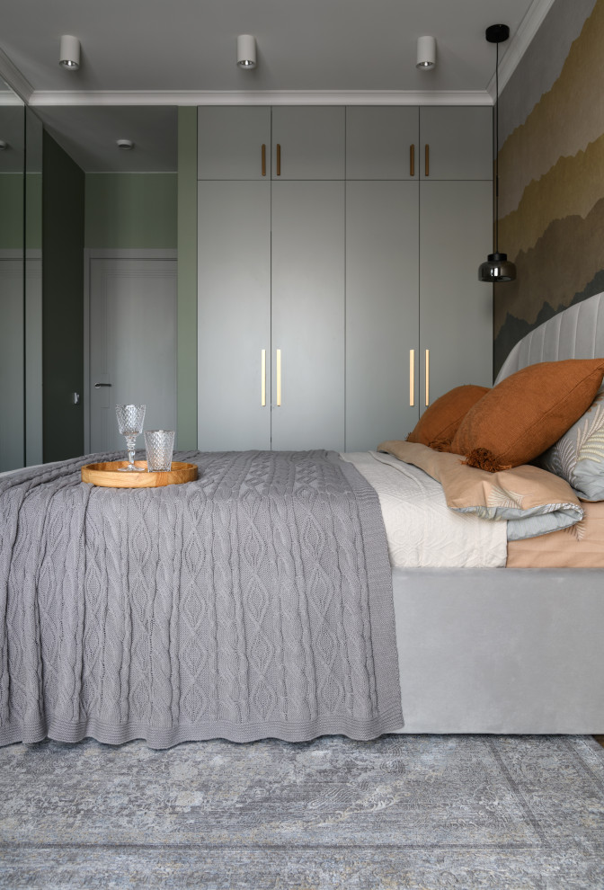 На фото: хозяйская спальня среднего размера в современном стиле с серыми стенами, пробковым полом, коричневым полом и акцентной стеной