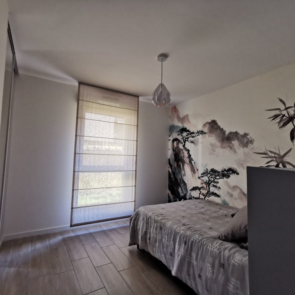 Cette image montre une chambre d'amis nordique de taille moyenne avec un mur blanc, parquet clair, aucune cheminée, un sol beige et du papier peint.