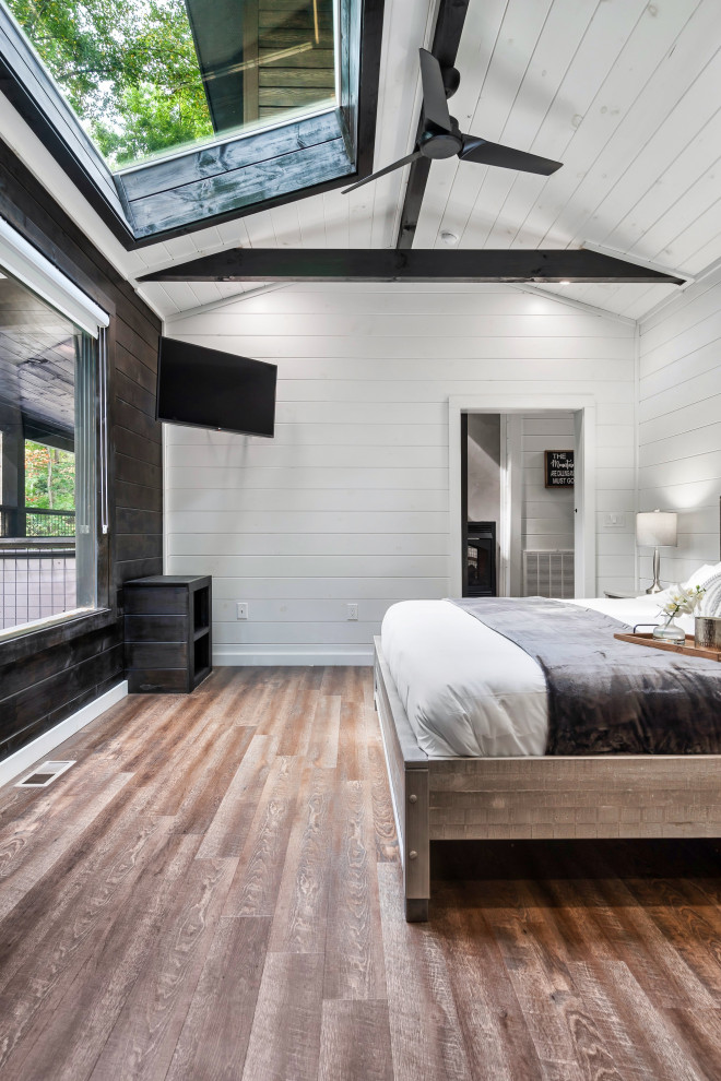 Источник вдохновения для домашнего уюта: большая хозяйская спальня в стиле модернизм с белыми стенами, темным паркетным полом, коричневым полом, балками на потолке и стенами из вагонки