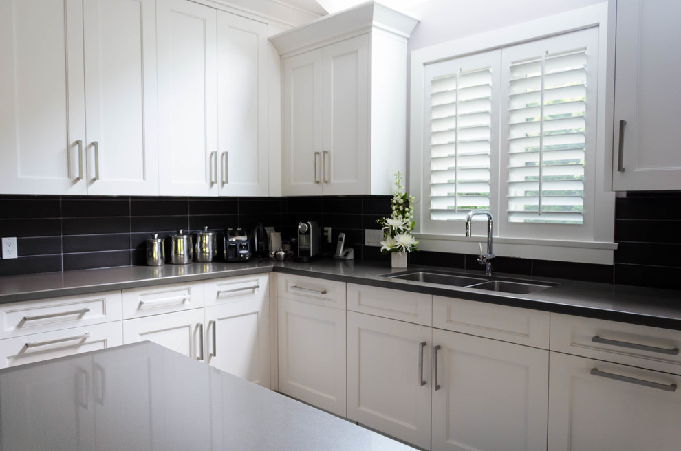Kitchen - transitional kitchen idea in Vancouver