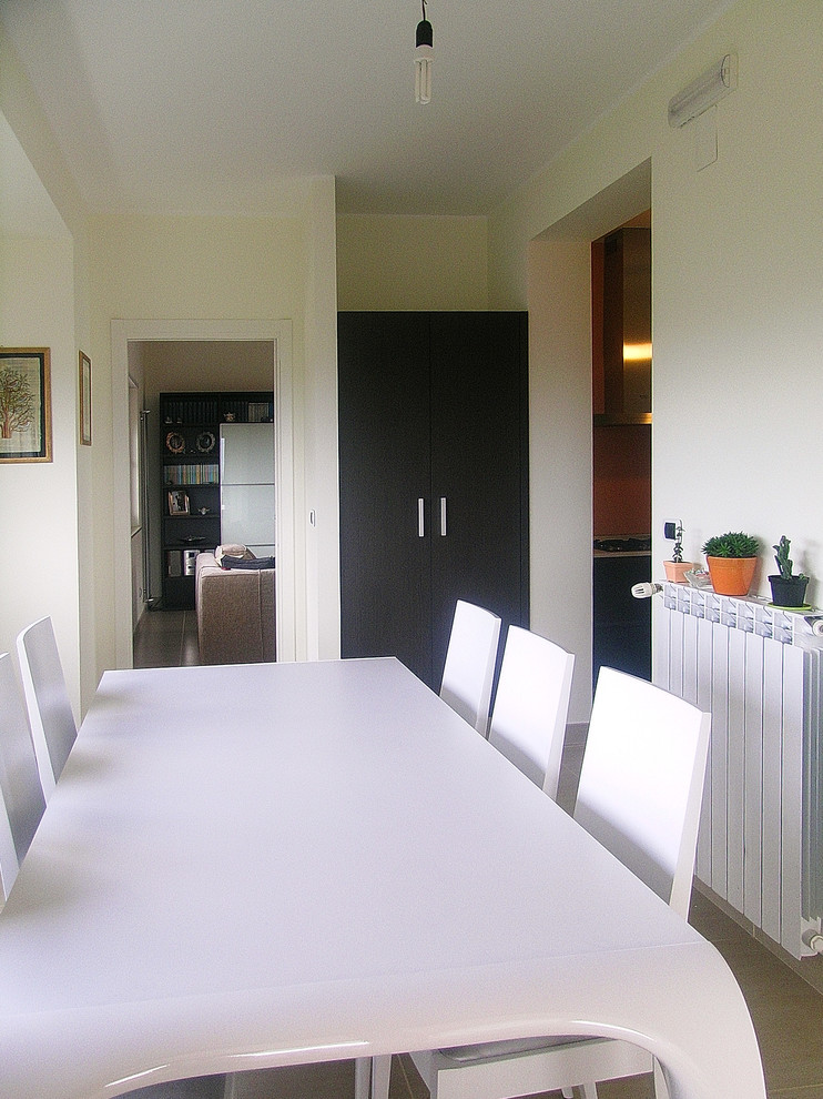 Ispirazione per una sala da pranzo minimalista chiusa e di medie dimensioni con pavimento in gres porcellanato