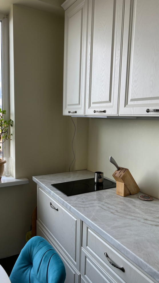 Дизайн кухни-гостиной с бирюзовыми акцентами