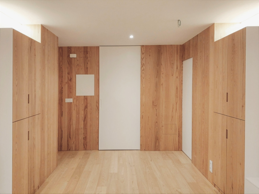 Foto de salón abierto minimalista pequeño con suelo marrón y panelado