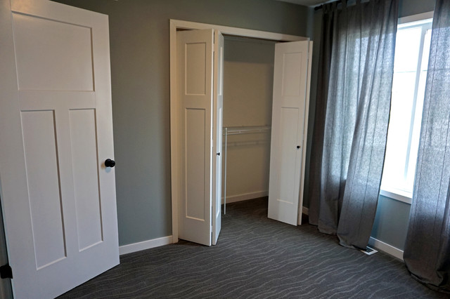 Model Home, Garner modern-schlafzimmer