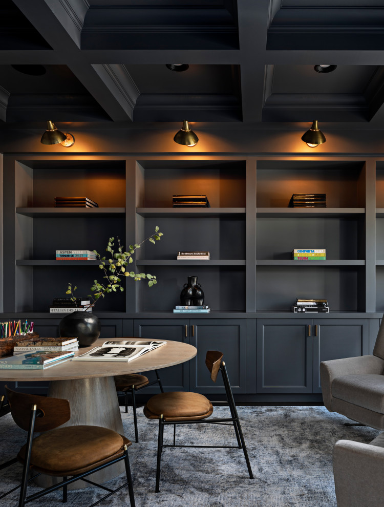 Идея дизайна: большой кабинет в классическом стиле с серыми стенами