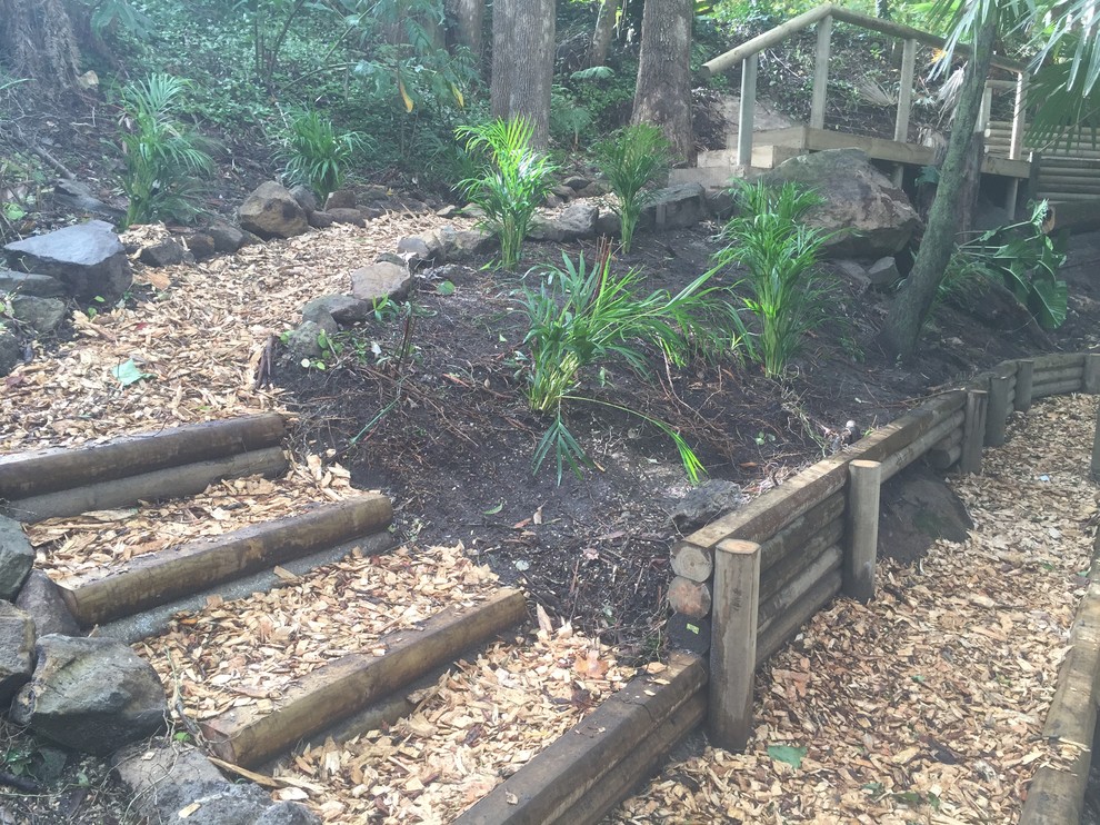 Inspiration for an expansive country sloped garden in Sydney with mulch.