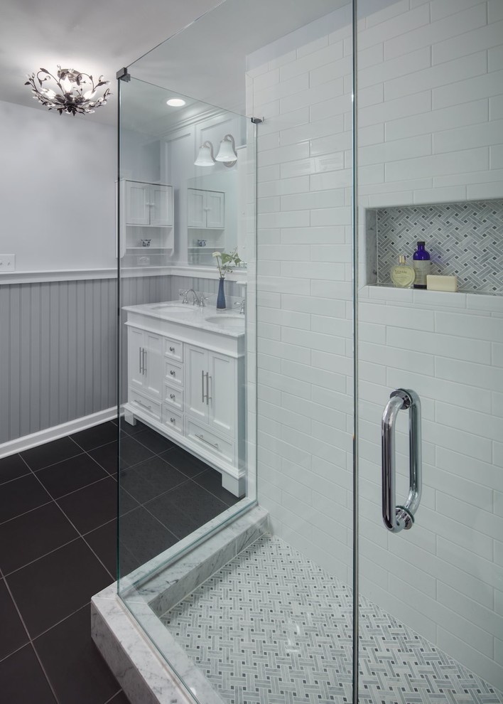 Inredning av ett klassiskt litet vit vitt en-suite badrum, med möbel-liknande, vita skåp, en öppen dusch, en vägghängd toalettstol, vit kakel, tunnelbanekakel, grå väggar, klinkergolv i porslin, ett undermonterad handfat, marmorbänkskiva, svart golv och dusch med gångjärnsdörr