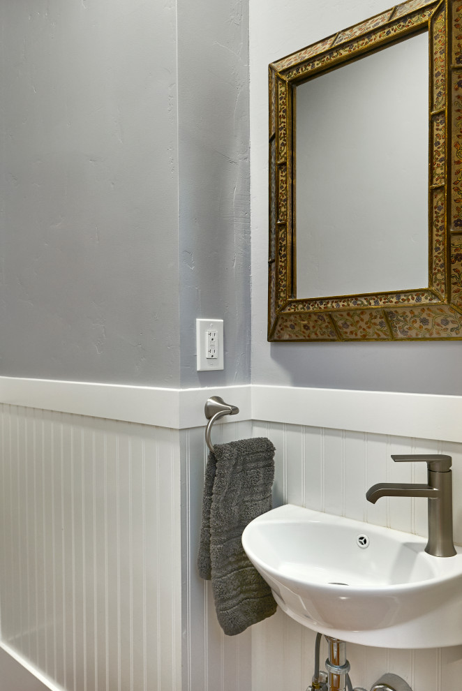 Inspiration för mellanstora amerikanska grått toaletter, med möbel-liknande, skåp i mörkt trä, beige väggar, ett undermonterad handfat, marmorbänkskiva och grått golv
